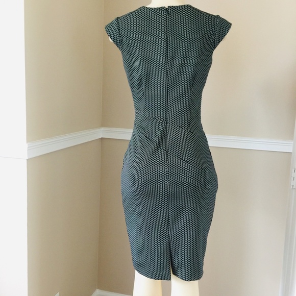  LIKE NEW Gorgeous Retro Looking Scuba Dress - Picture 3 of 4